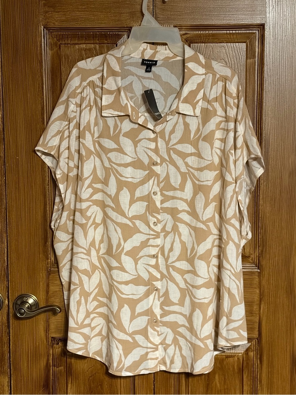 New Torrid Beige and White Leaf-Print Short sleeve Button Down Blouse